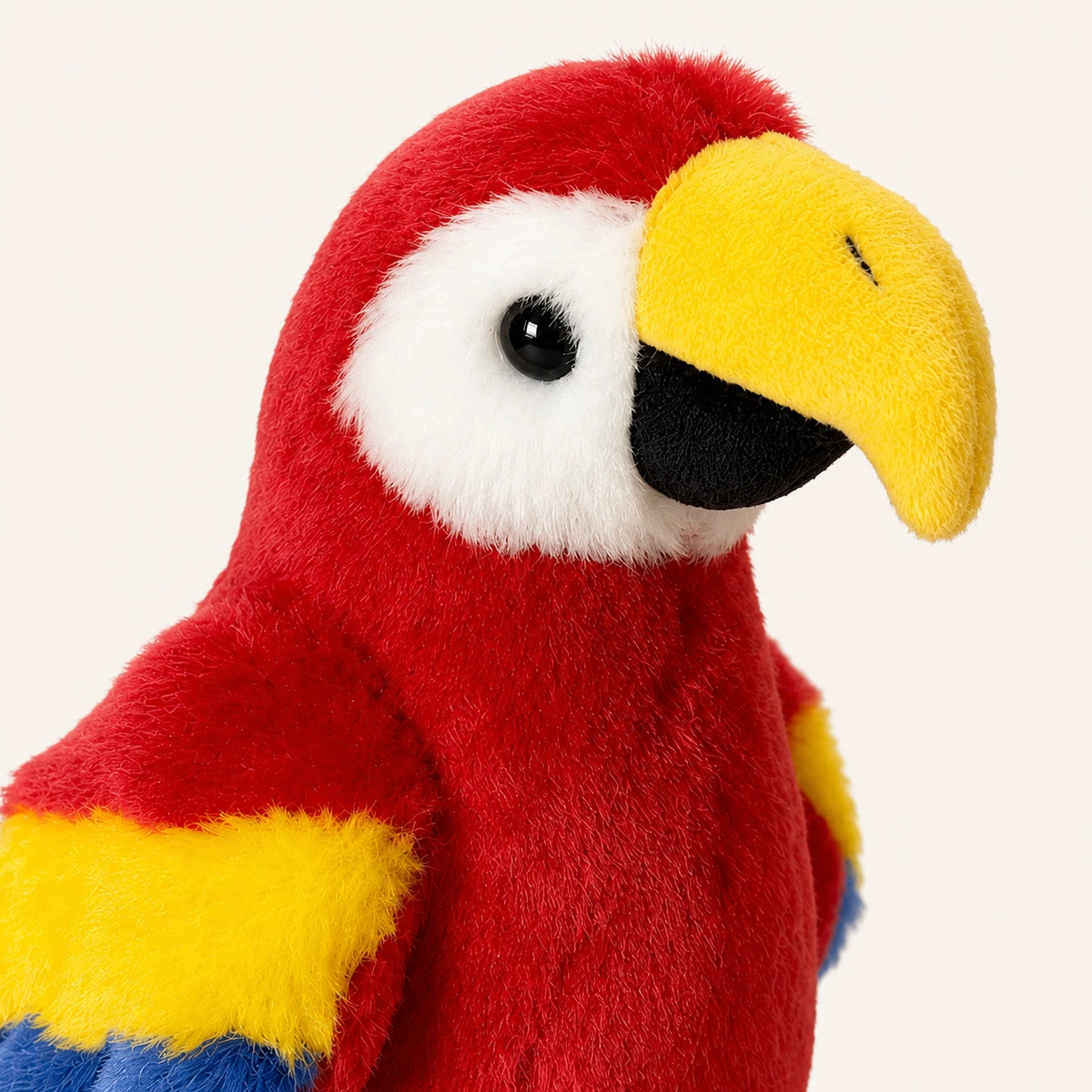 Peluche perroquet ara rouge, gros plan detail du visage et du bec