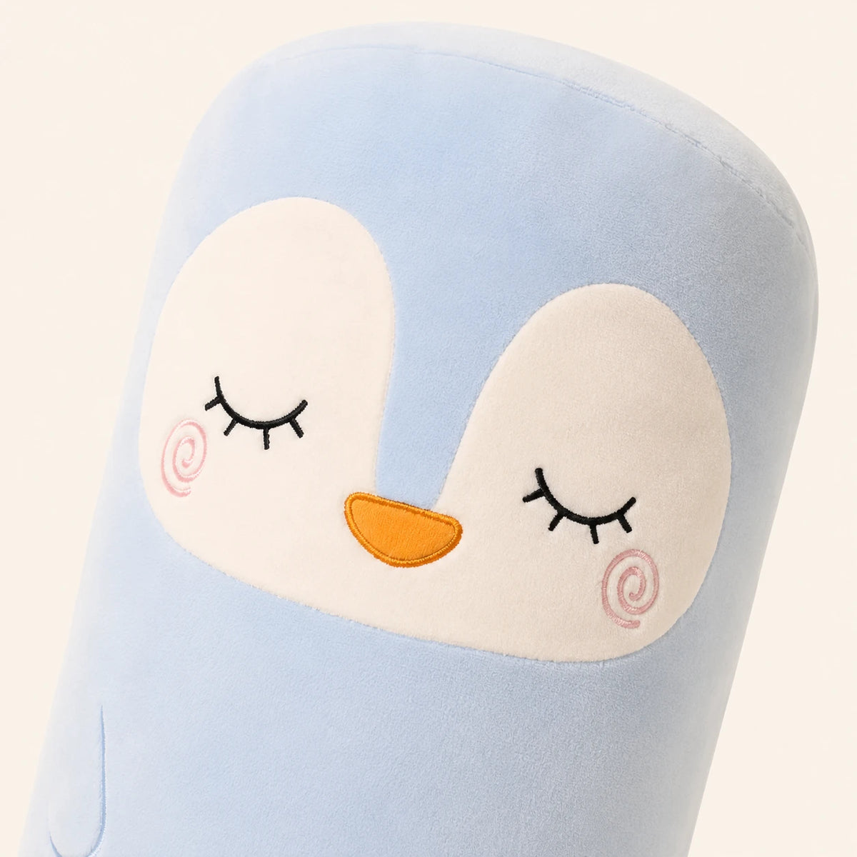 Gros plan sur le visage brode du coussin peluche pingouin