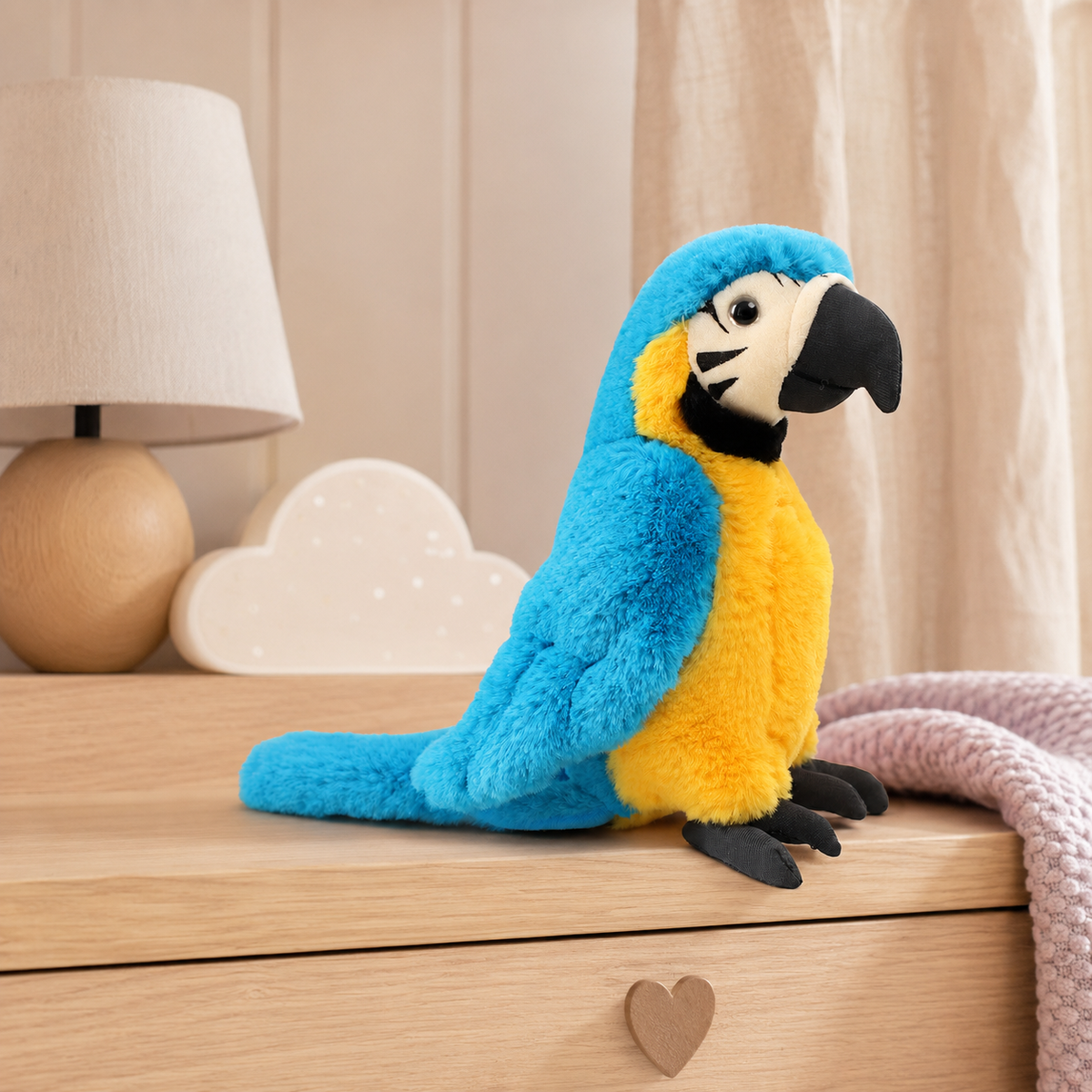 Peluche perroquet ara en situation sur un meuble décoré