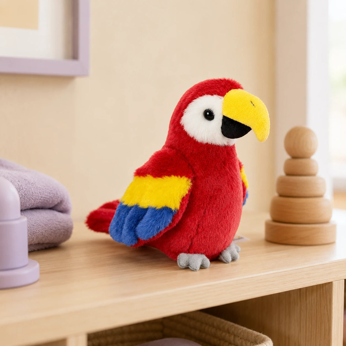 Peluche perroquet ara rouge posee sur une etagere, mise en situation cosy
