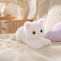 Peluche chat réaliste yeux vairons - mise en situation