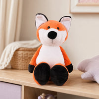Peluche renard posee sur une commode en bois clair, ambiance douce