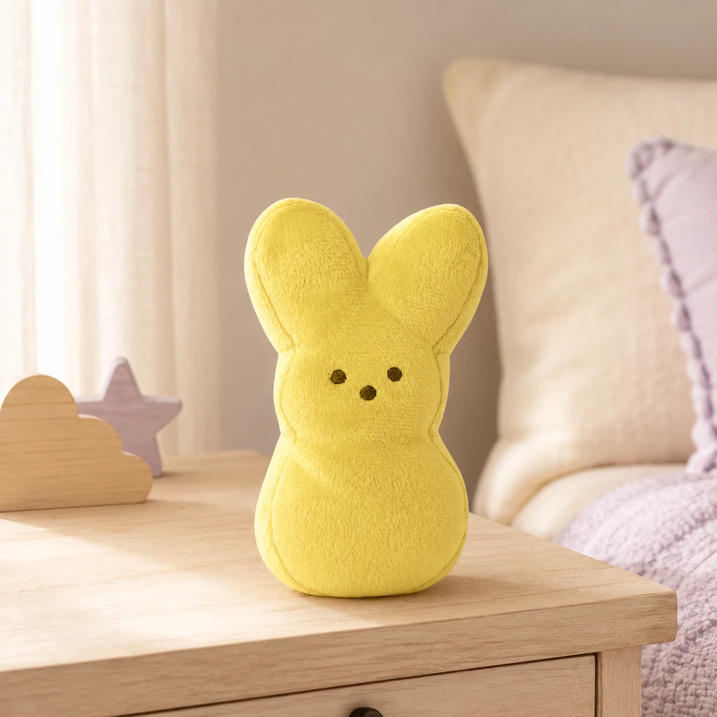 Peluche lapin peeps jaune en situation sur une commode