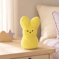 Peluche lapin peeps jaune en situation sur une commode