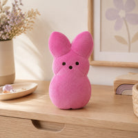 Peluche lapin de Pâques rose en situation dans un intérieur cosy