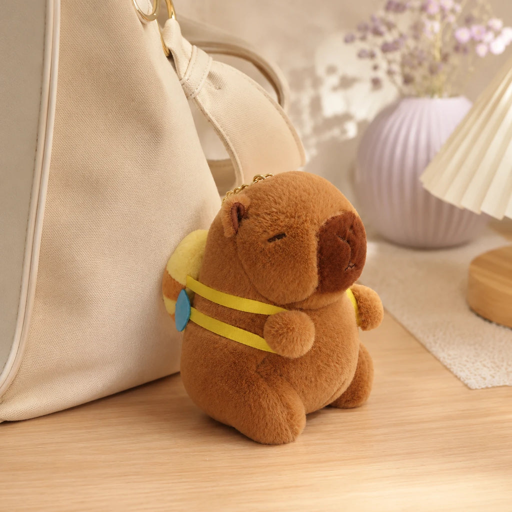Peluche capybara posée près d un sac, ambiance douce