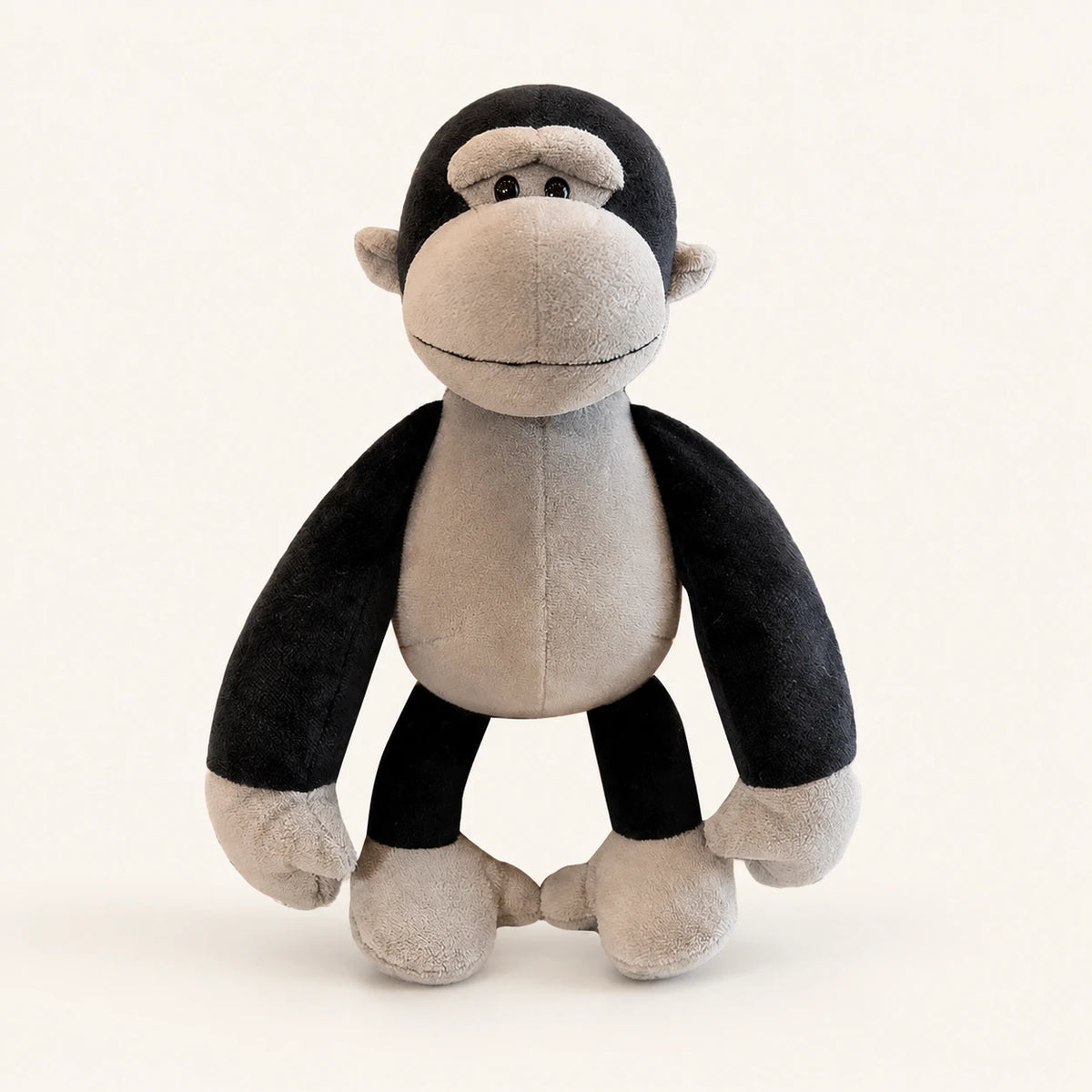 Peluche singe gorille debout, vue de face, fond ivoire