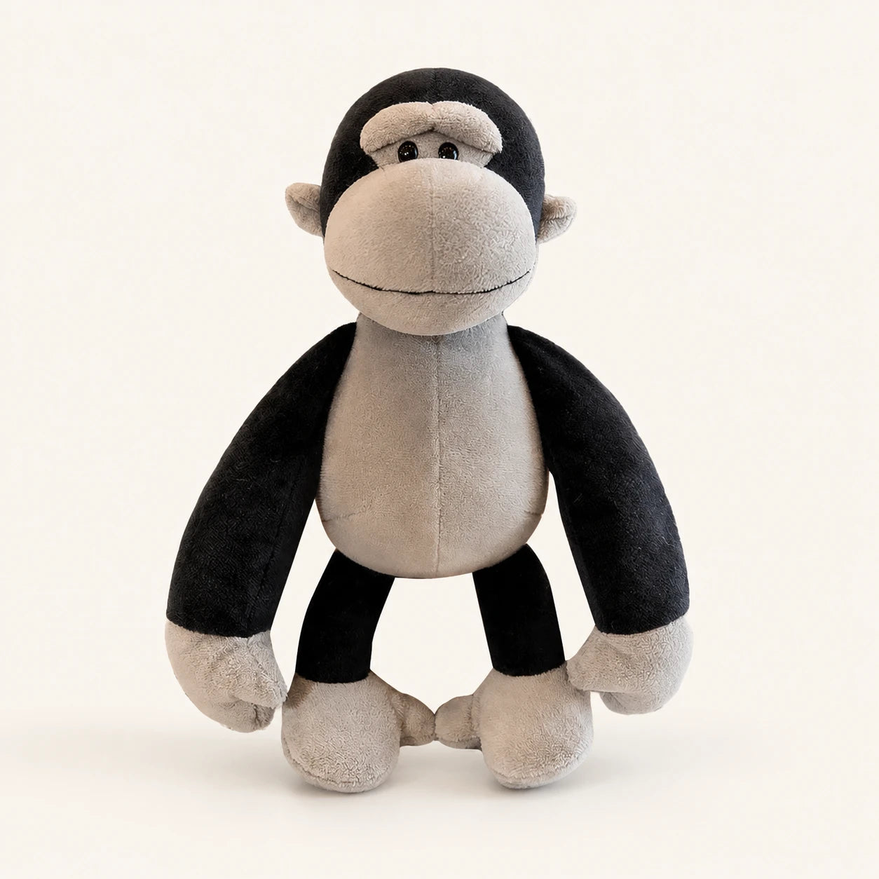 Peluche singe gorille debout, vue de face, fond ivoire