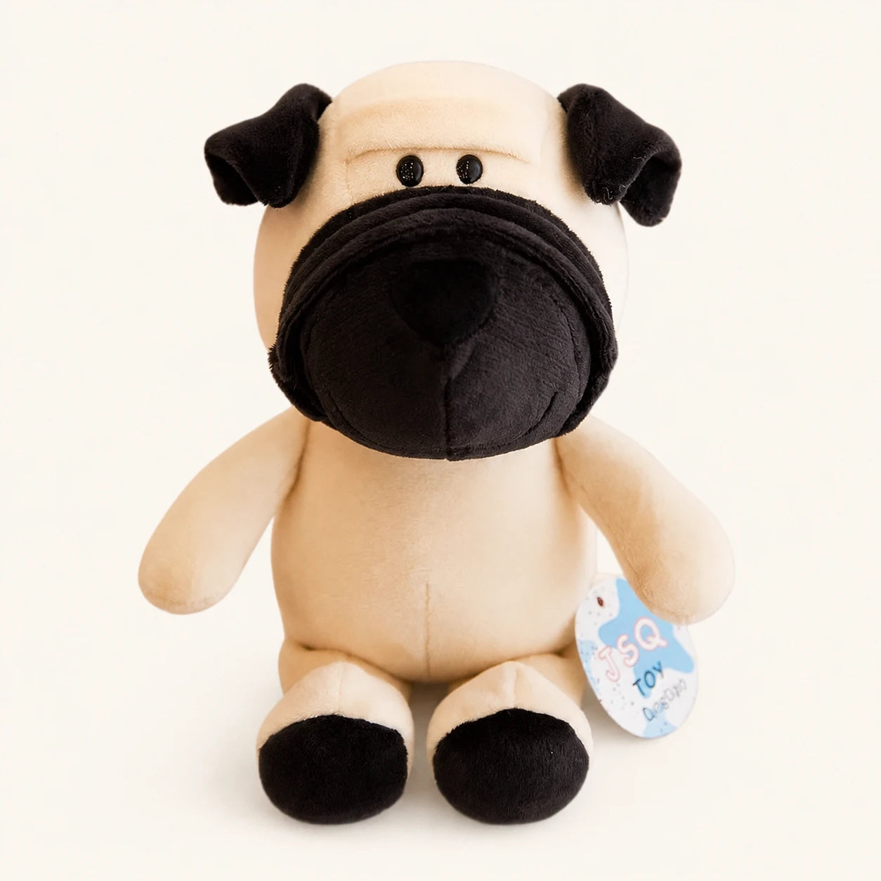 Peluche chien carlin crème assise, vue principale sur fond ivoire