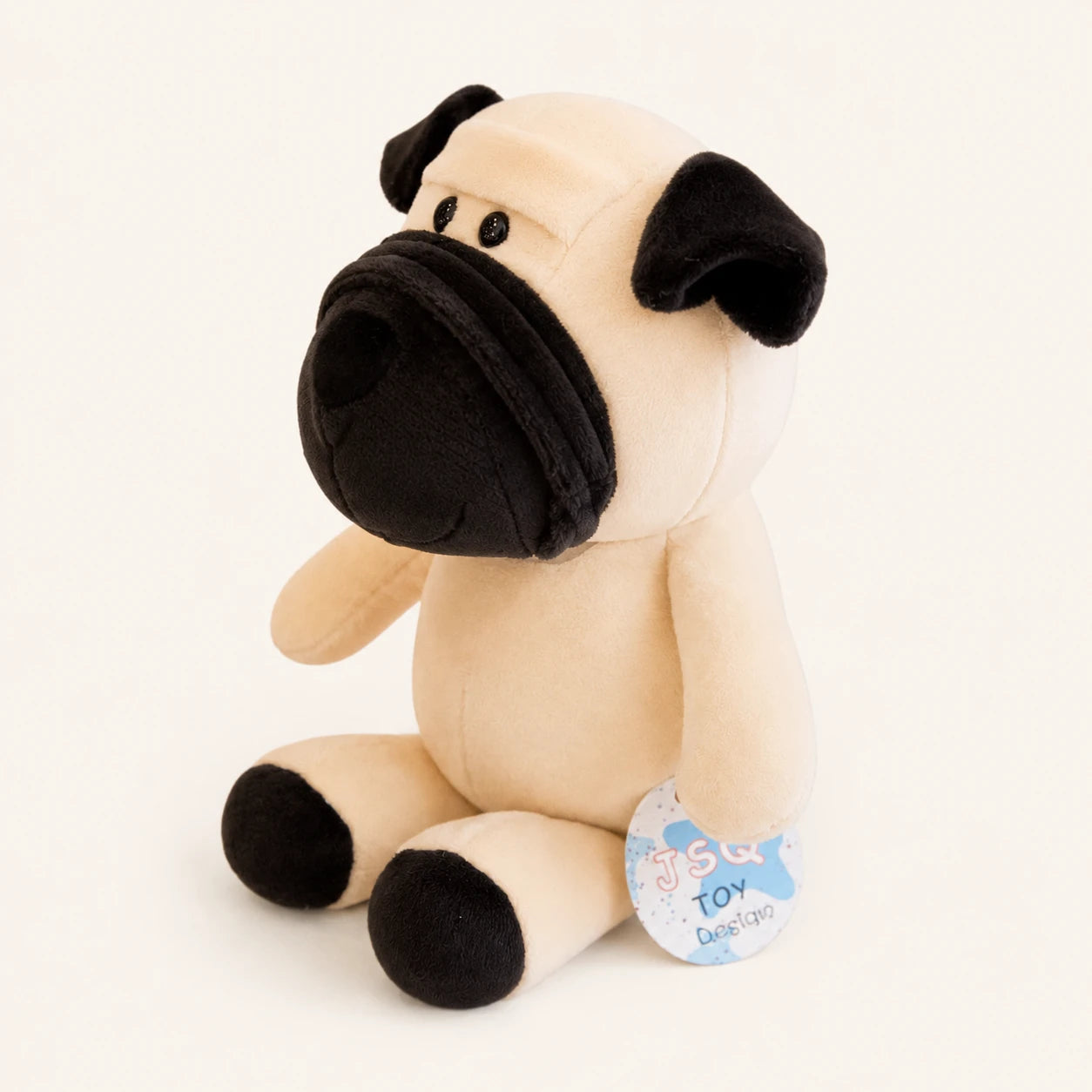 Peluche chien carlin crème vue de trois-quarts sur fond ivoire