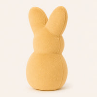 Peluche lapin de Pâques beige, vue de dos, fond ivoire