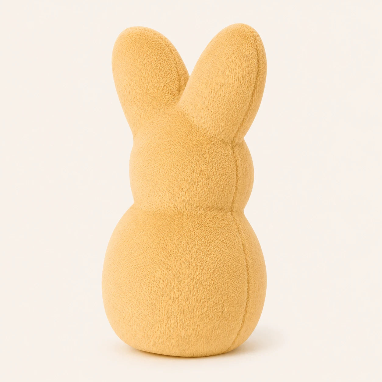 Peluche lapin de Pâques beige, vue de dos, fond ivoire