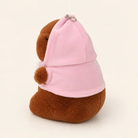 Peluche porte-cles capybara a capuche rose, vue de trois-quarts sur fond ivoire