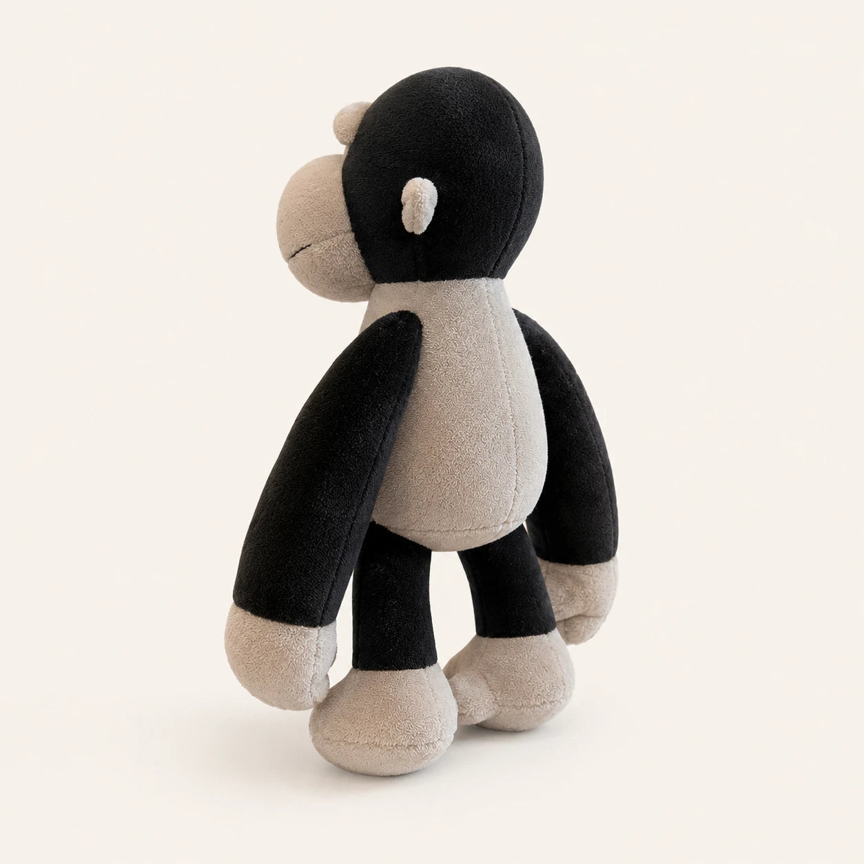 Peluche singe gorille vue de profil, fond ivoire