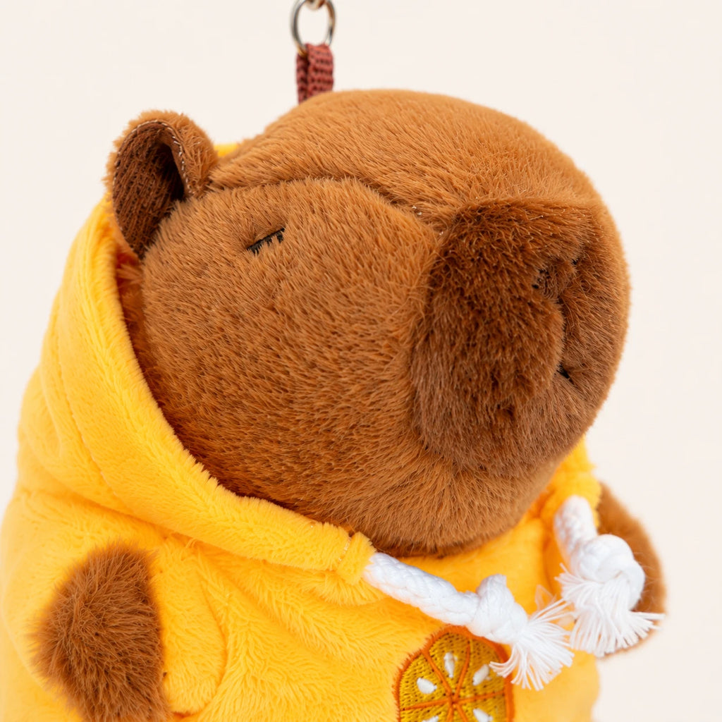 Gros plan visage et texture de la peluche capybara jaune