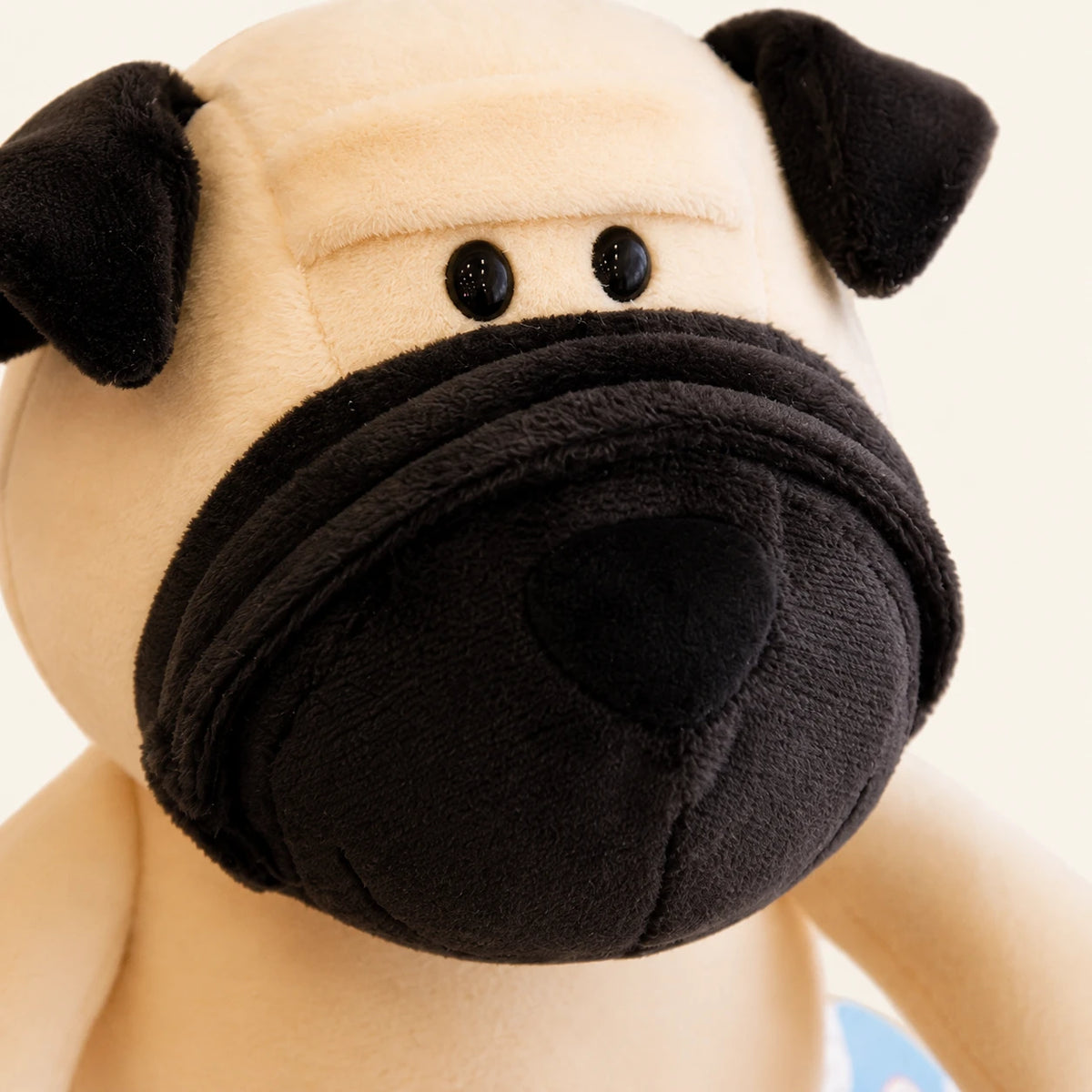 Gros plan sur le visage de la peluche chien carlin