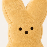 Peluche lapin de Pâques beige, gros plan sur la texture et le visage