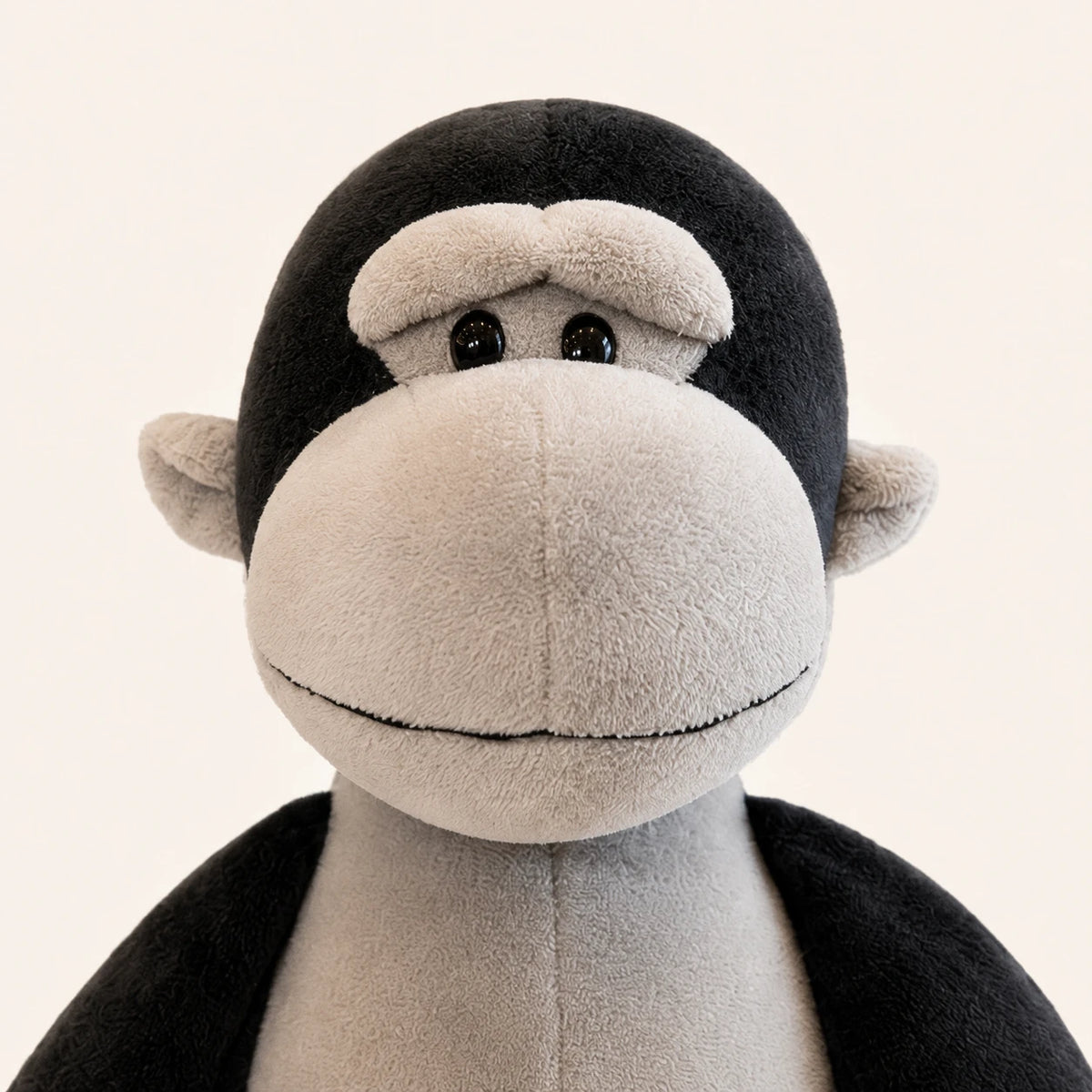 Gros plan sur le visage de la peluche singe
