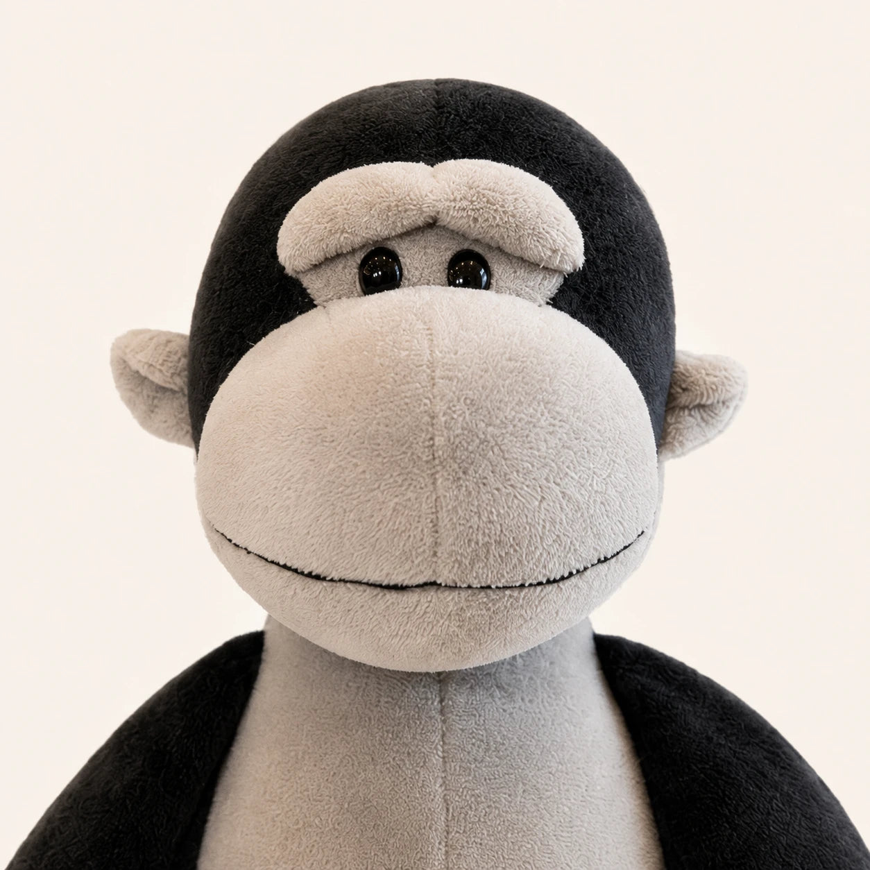 Gros plan sur le visage de la peluche singe