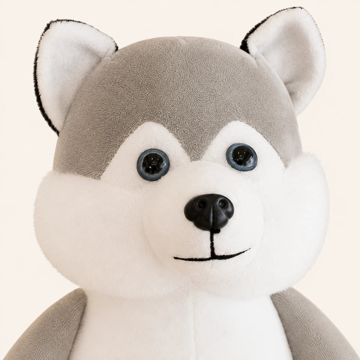 Gros plan du visage de la peluche husky, yeux bleus