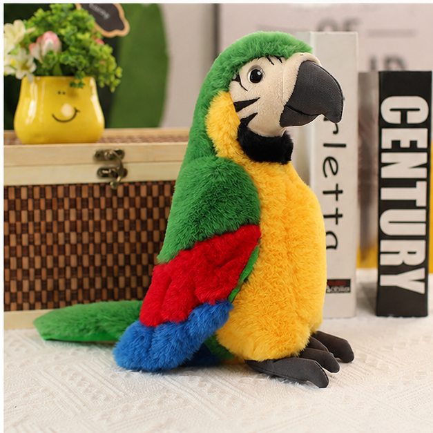 Peluche perroquet ara vert en situation sur un meuble