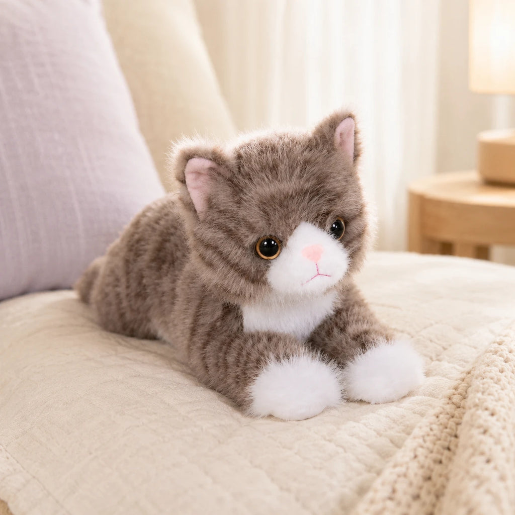 Peluche chat réaliste tigré - mise en situation