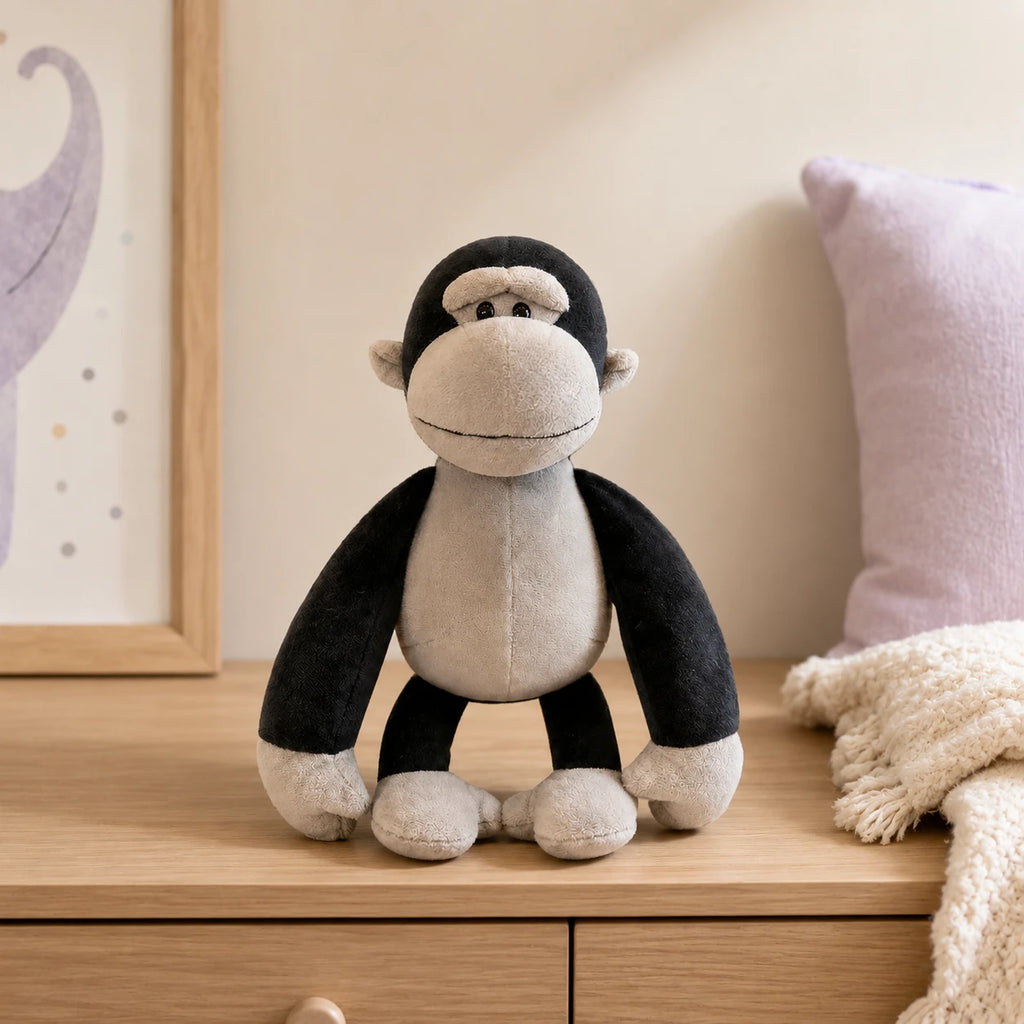 Peluche singe posée sur une commode dans une chambre douce