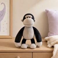 Peluche singe posée sur une commode dans une chambre douce