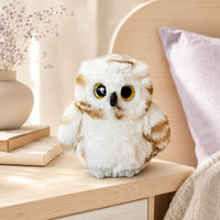 Peluche chouette hibou posee sur une table de chevet, mise en situation cosy