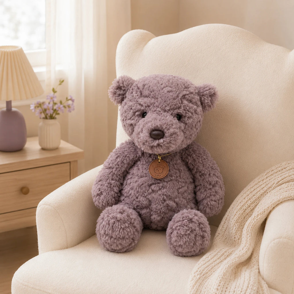 Peluche ours gris installée dans un fauteuil crème d'une chambre lumineuse