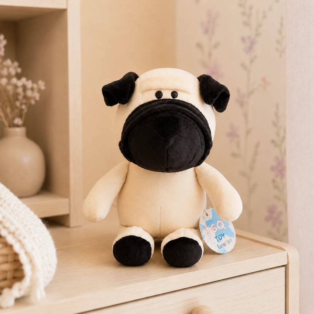 Peluche chien carlin crème posée sur une commode, ambiance chaleureuse