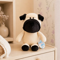 Peluche chien carlin crème posée sur une commode, ambiance chaleureuse