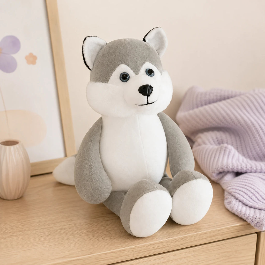 Peluche husky gris posée sur une commode dans une chambre douce