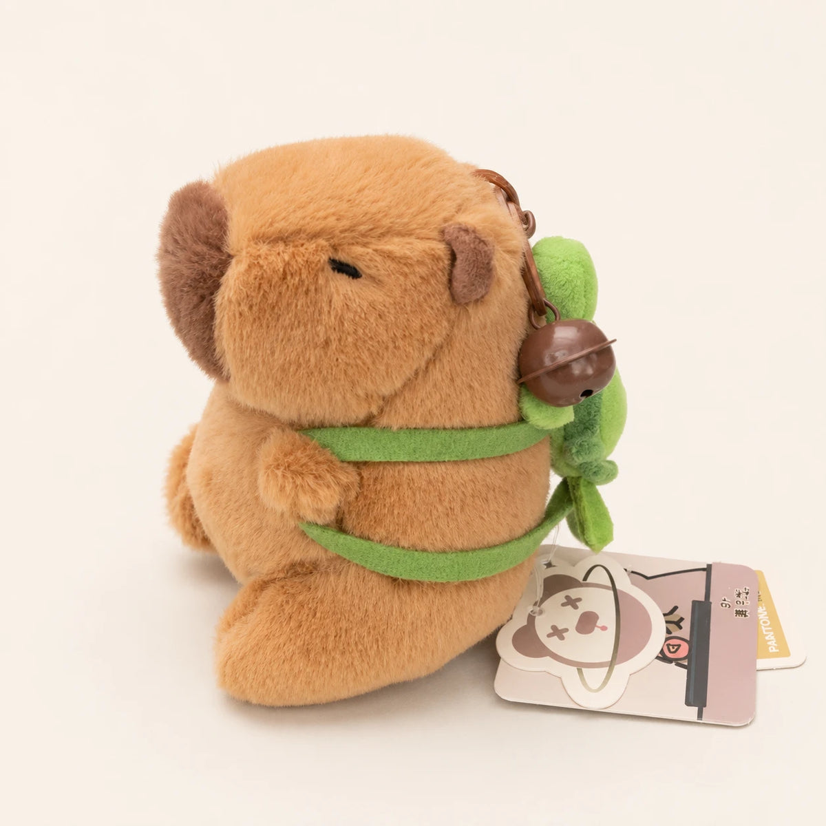 Petite peluche capybara à chapeau avec ami grenouille, vue de face