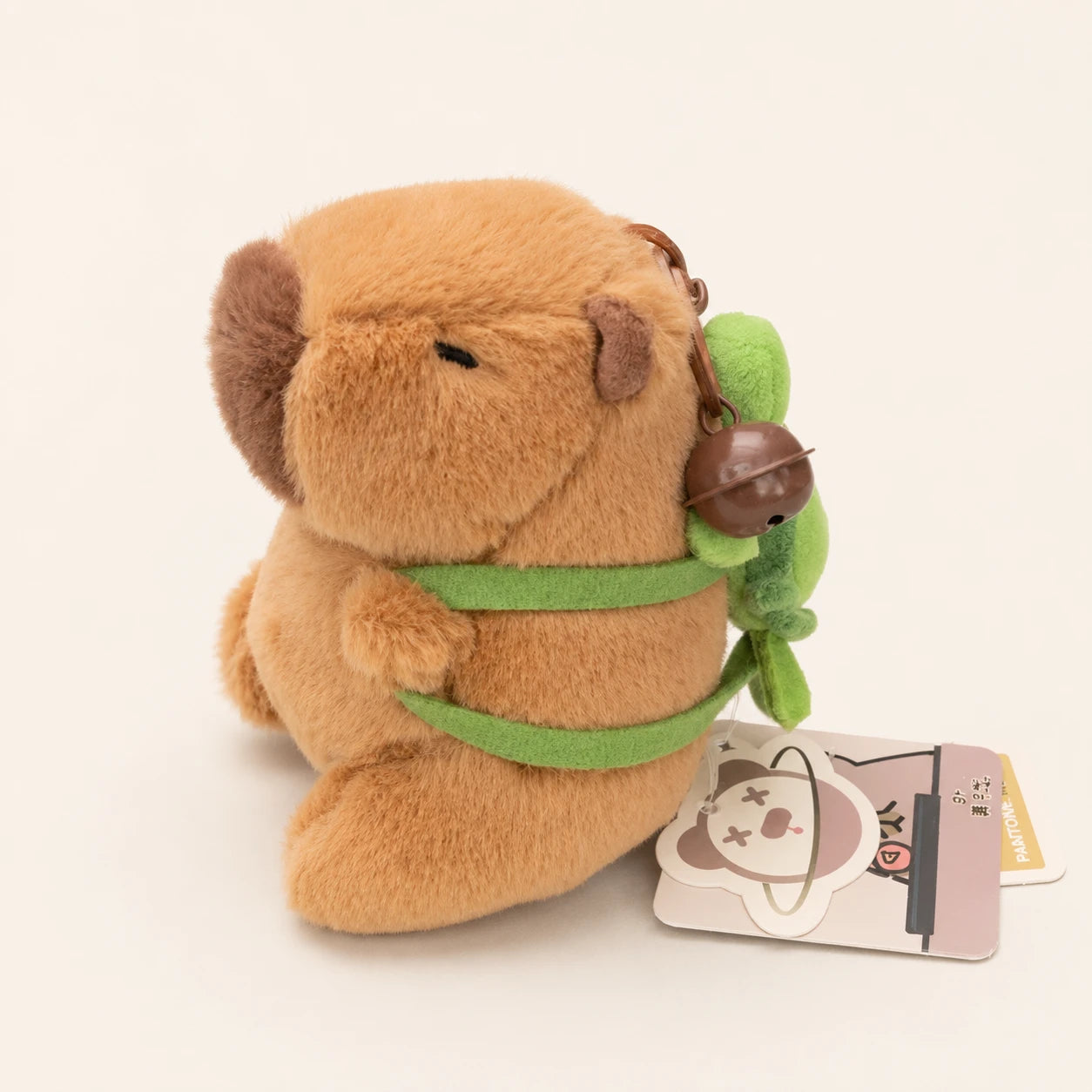 Petite peluche capybara à chapeau avec ami grenouille, vue de face