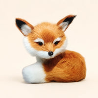 Mini figurine peluche renard couchee, vue de face sur fond ivoire