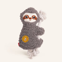 Jouet peluche pour chien en forme de paresseux, fond ivoire