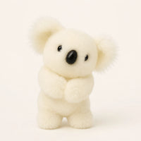 Peluche koala blanche, vue de face, fond ivoire