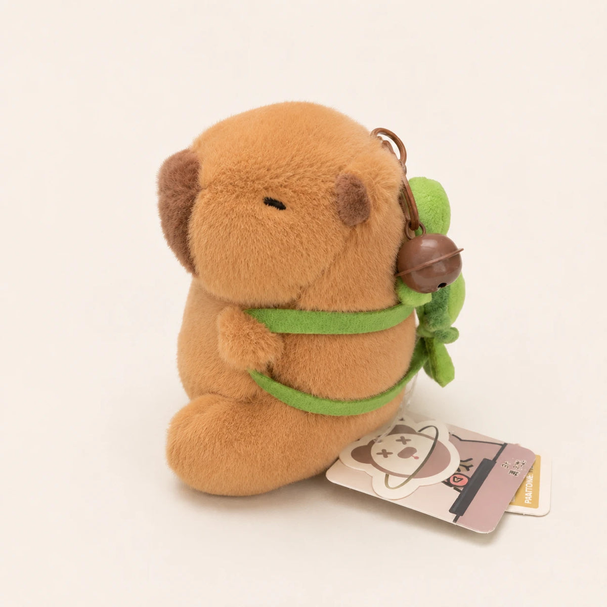 Petite peluche capybara à chapeau, vue de côté