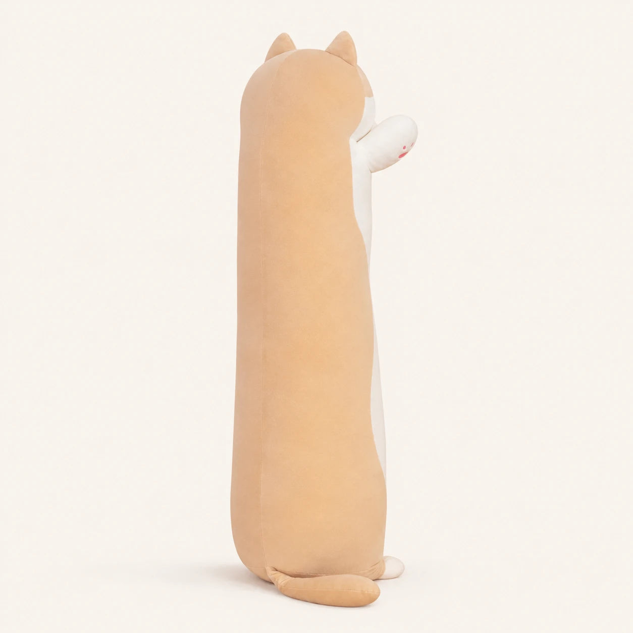 Coussin long peluche chat vu de profil sur fond ivoire