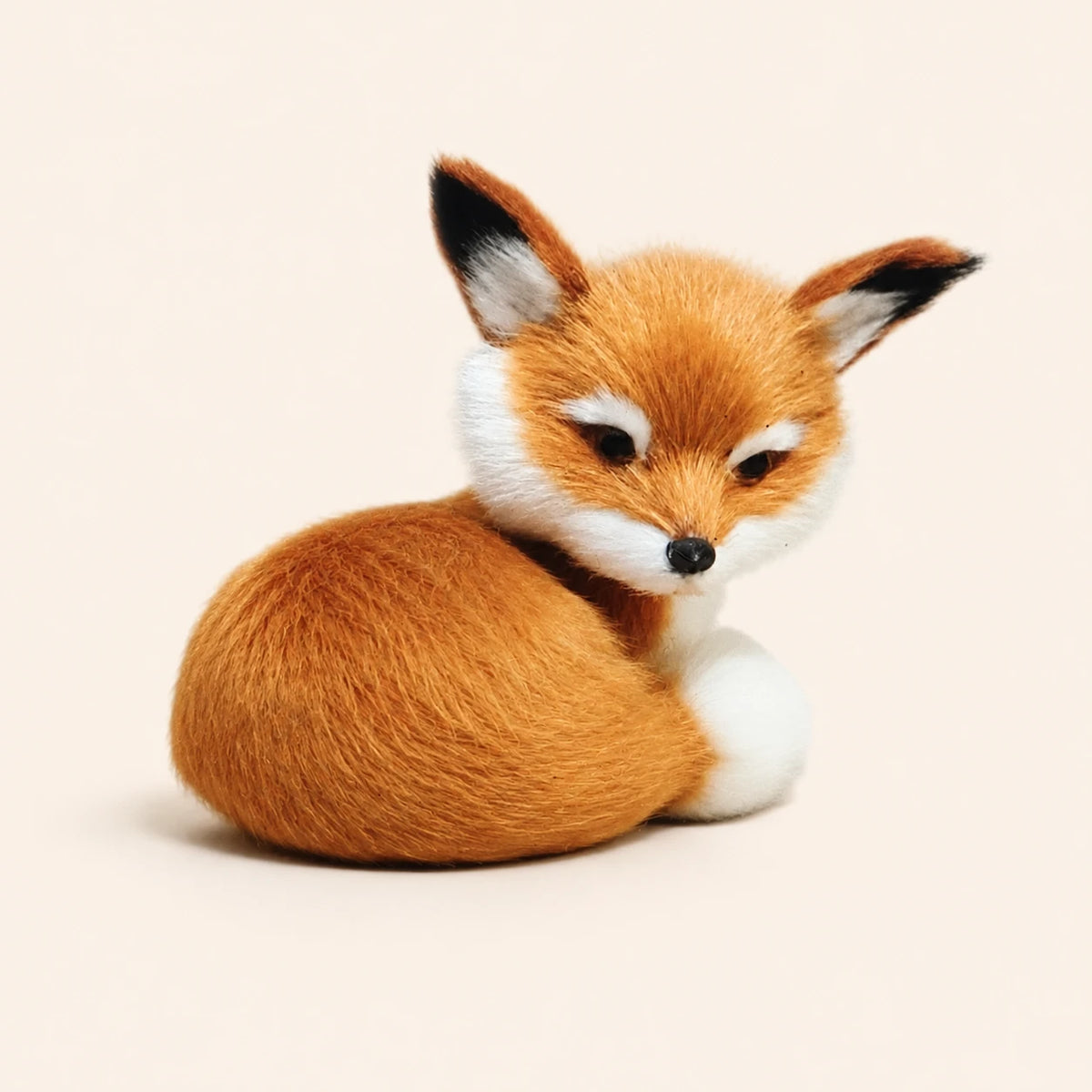 Mini renard peluche vu de trois-quarts arriere montrant la queue