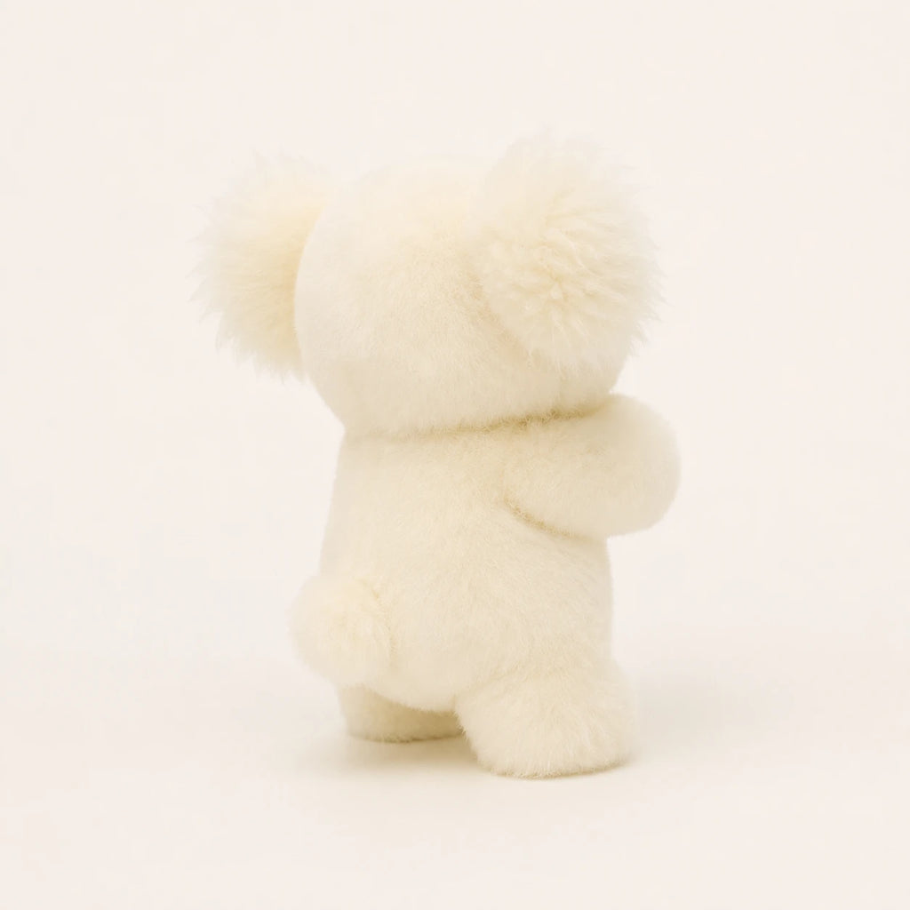 Peluche koala blanche, vue de dos, fond ivoire