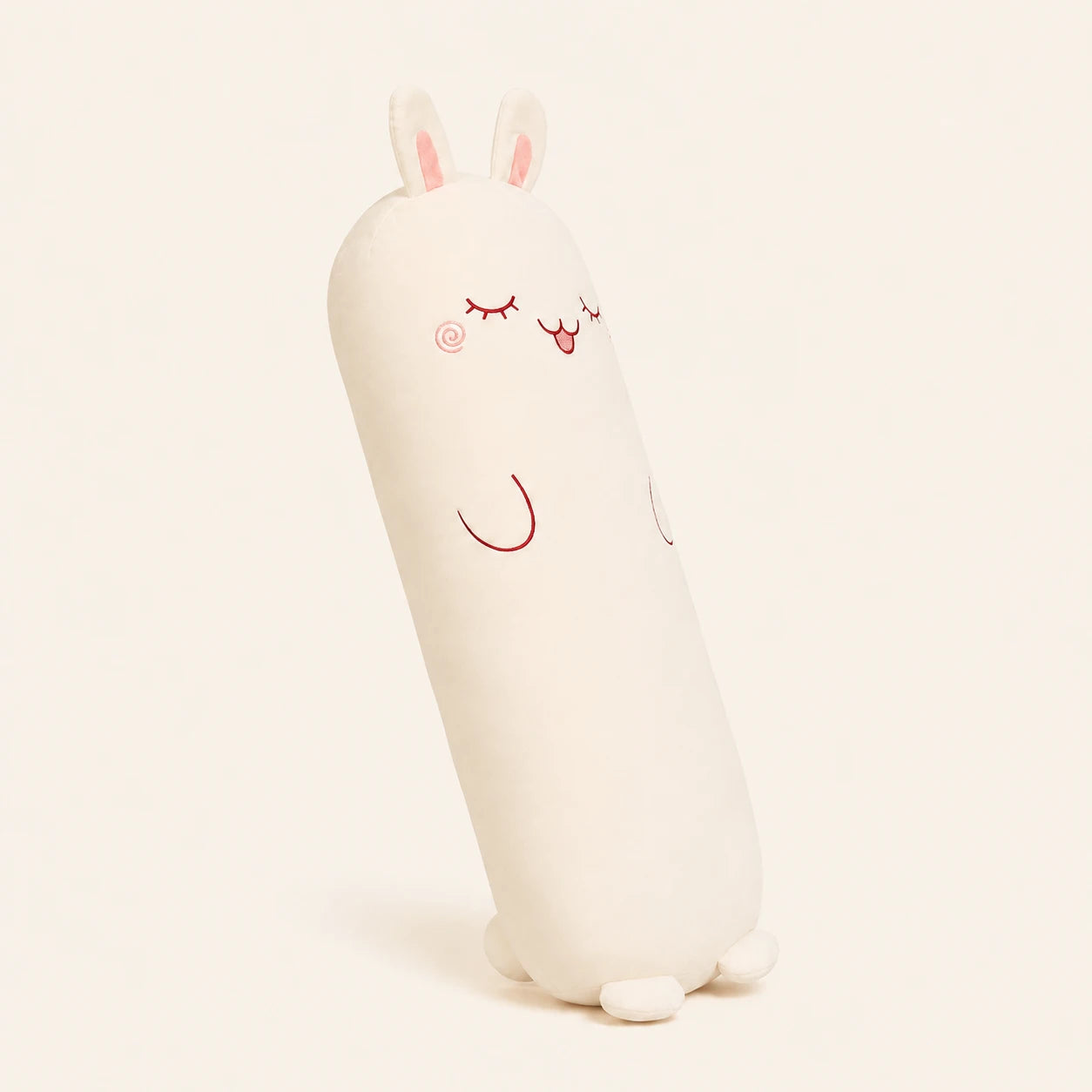 Coussin peluche lapin vu de trois-quarts sur fond ivoire