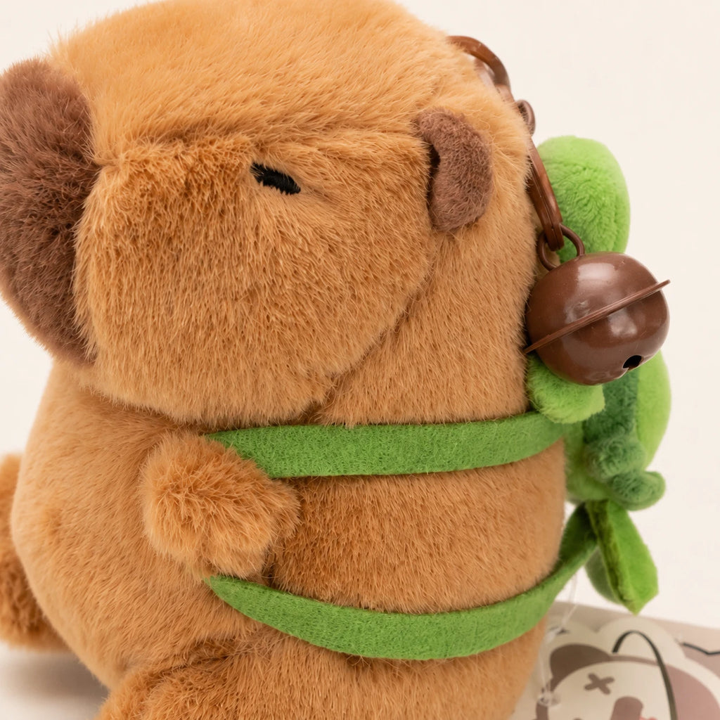 Gros plan visage et détails de la peluche capybara