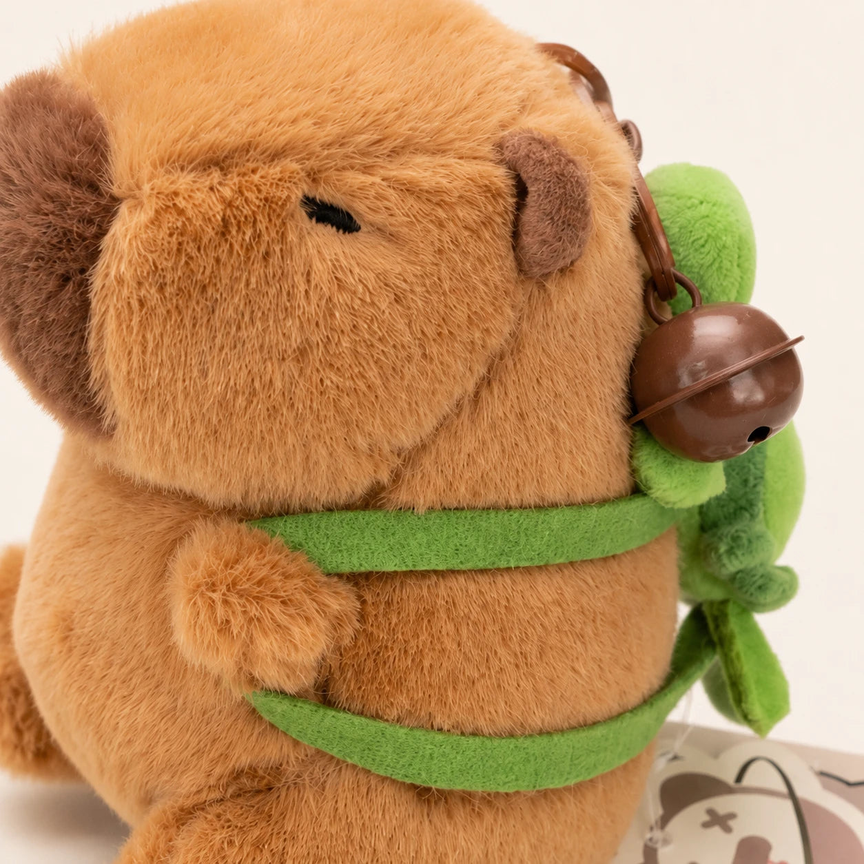 Gros plan visage et détails de la peluche capybara