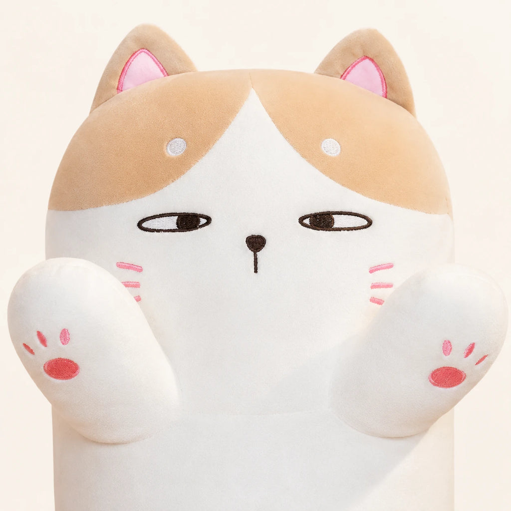 Gros plan sur le visage brode du coussin peluche chat