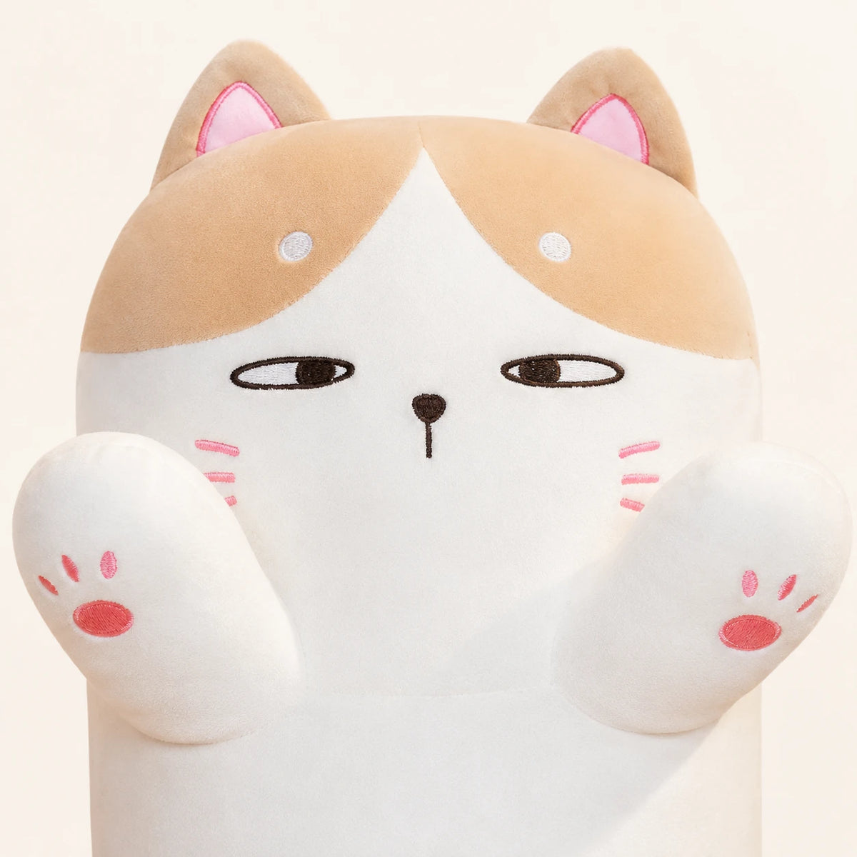 Gros plan sur le visage brode du coussin peluche chat