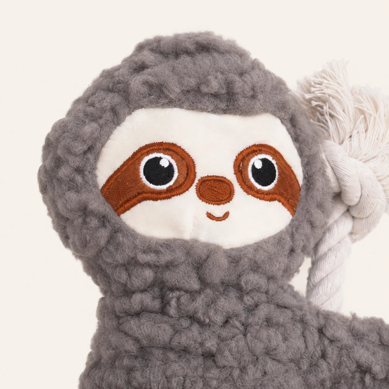 Gros plan sur le visage du jouet peluche paresseux