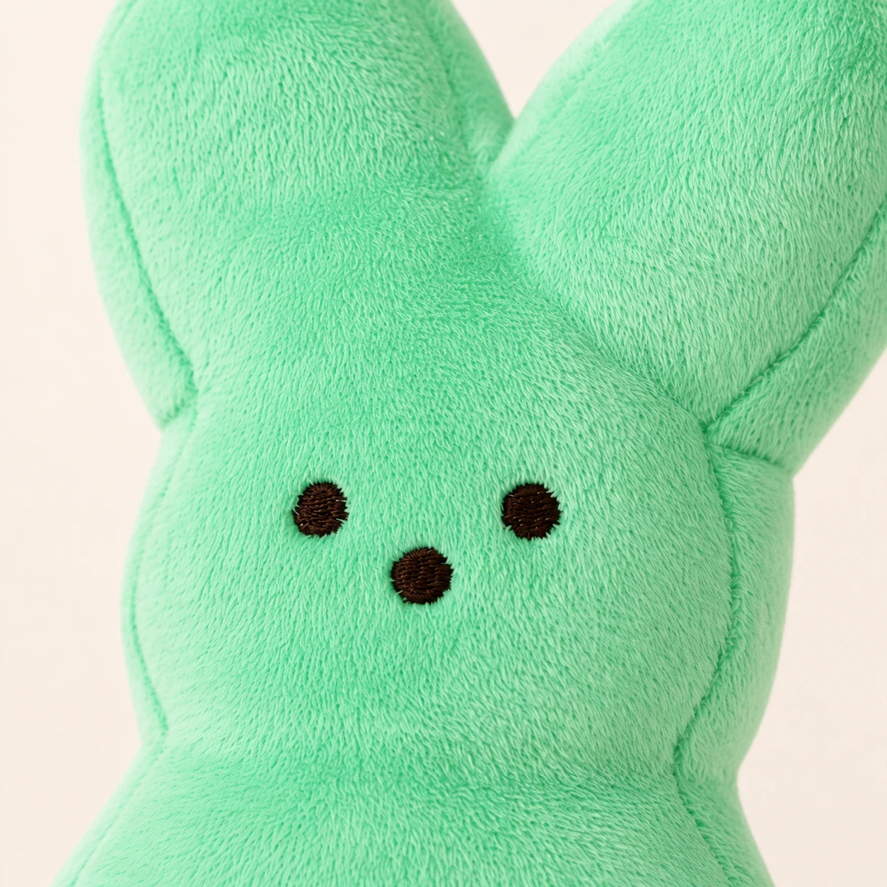 Peluche lapin peeps vert, détail du visage