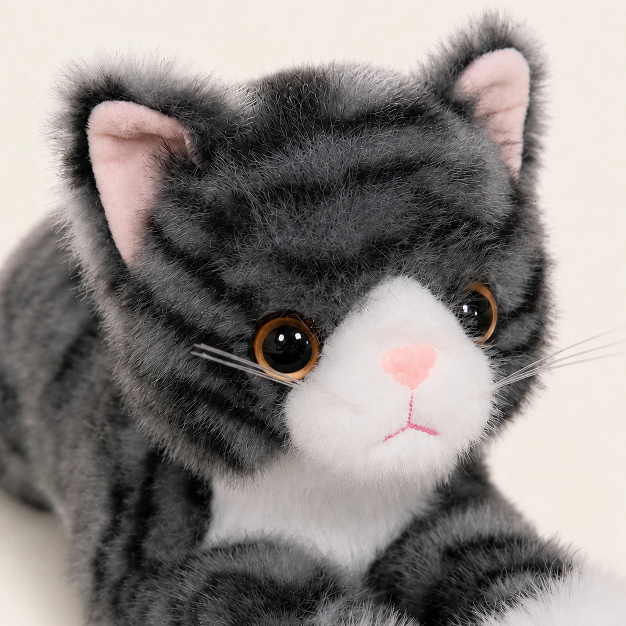 Peluche chat réaliste gris tigré - détail visage